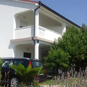 Apartament S&m, Lopar
